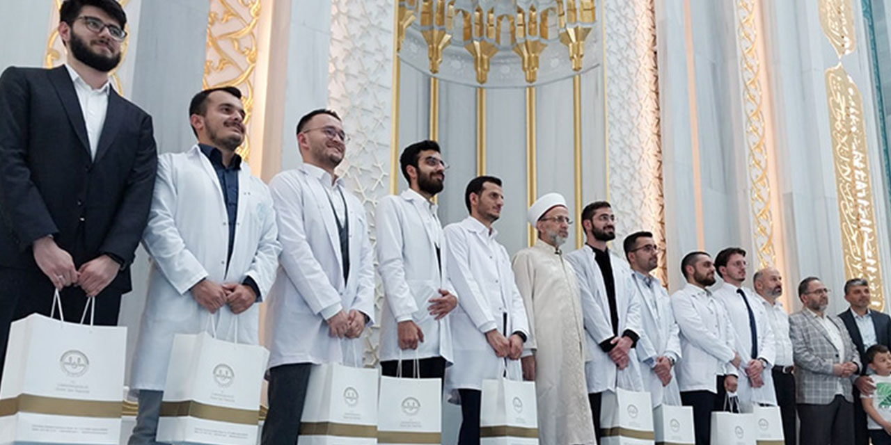 Tıp fakültesi öğrencilerine camide "Mezuniyet ve Dua" töreni