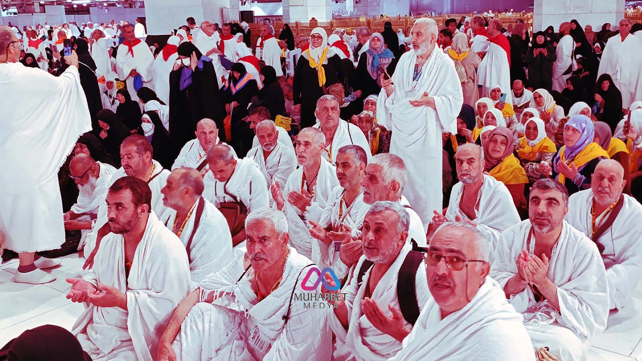 Kabe’de insan öyle bir huzura erişiyor ki anlatılması zor, kelimelere sığmaz