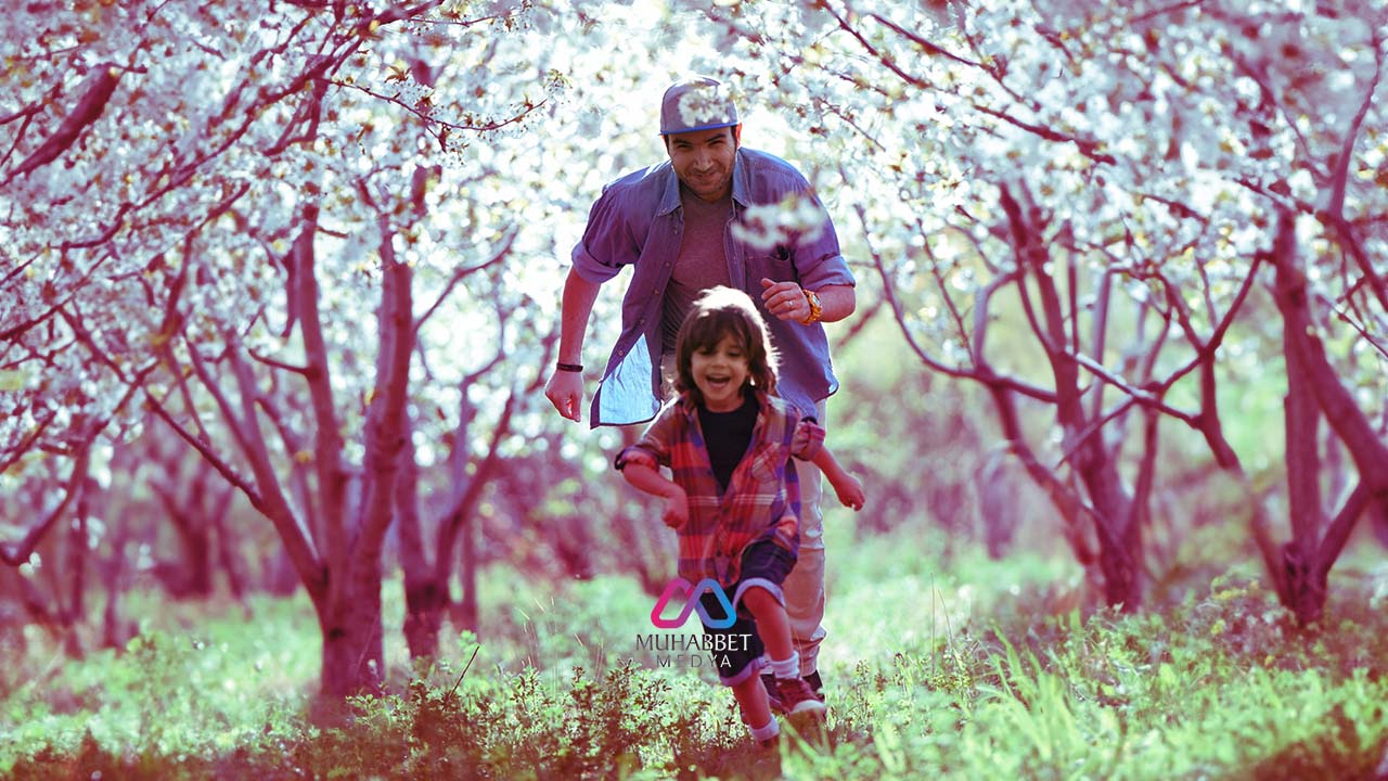 Bir baba olarak Peygamberimiz nasıl bize rehberlik ediyor? Peygamberimiz çocuklara sevgisini nasıl gösterirdi?