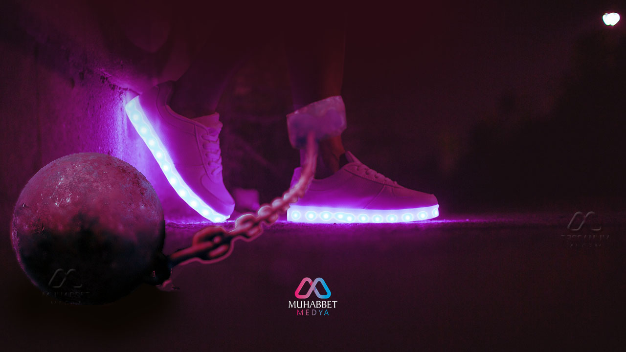 Popüler kültür insanı en zayıf olduğu yerden yakalayıp, köleleştiriyor