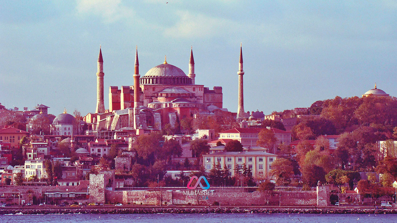 Bin yıl İslâm’a bayraktarlık yapan kimliğimizi hatırlarsak, kurtulacağız…