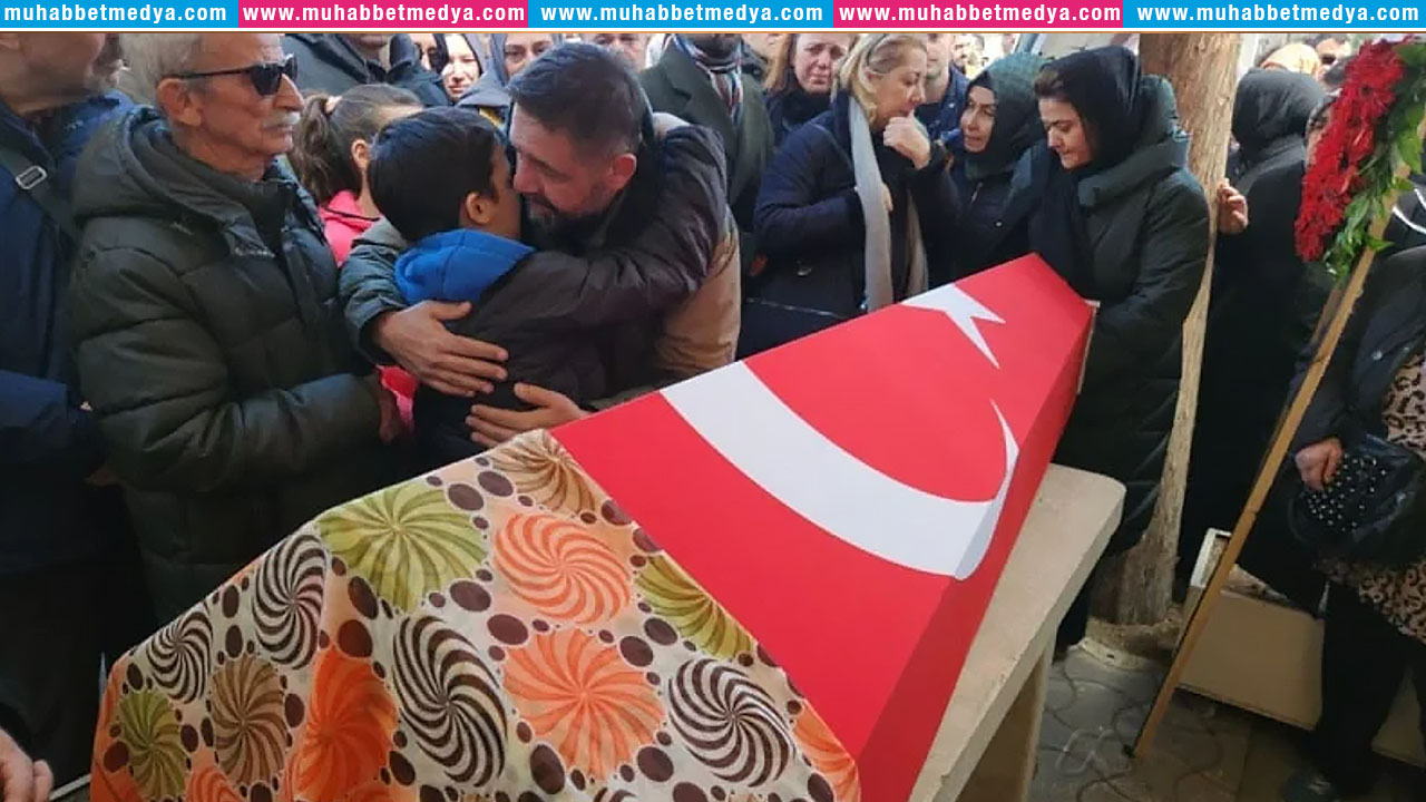 Fatma Nur Çelik Öğretmen ya da Buz Dağının Görünen Kısmı