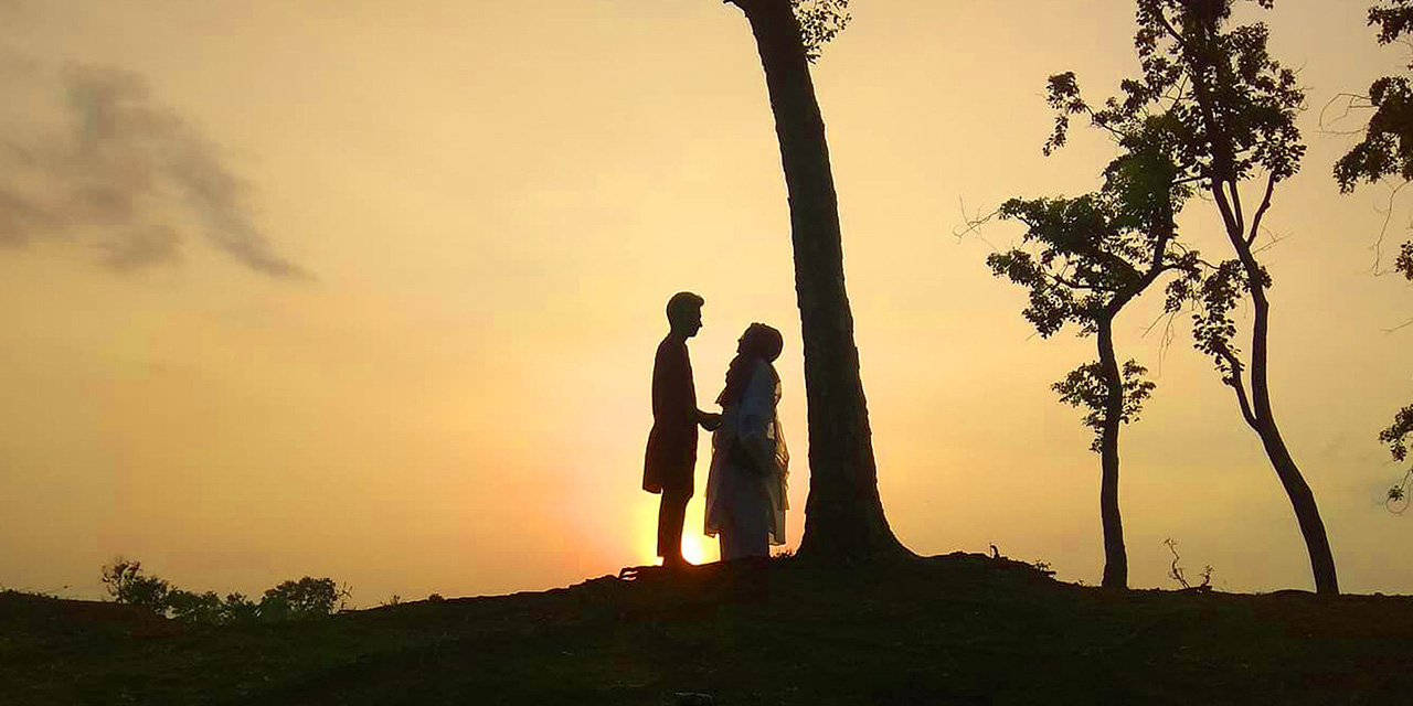 Yalnızsan, tut ellerimden...