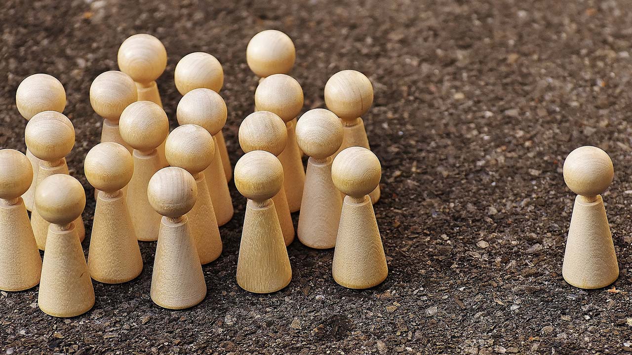 Dünyada peşinden koşulan kötü insanlar Ahirette bir fayda verir mi?