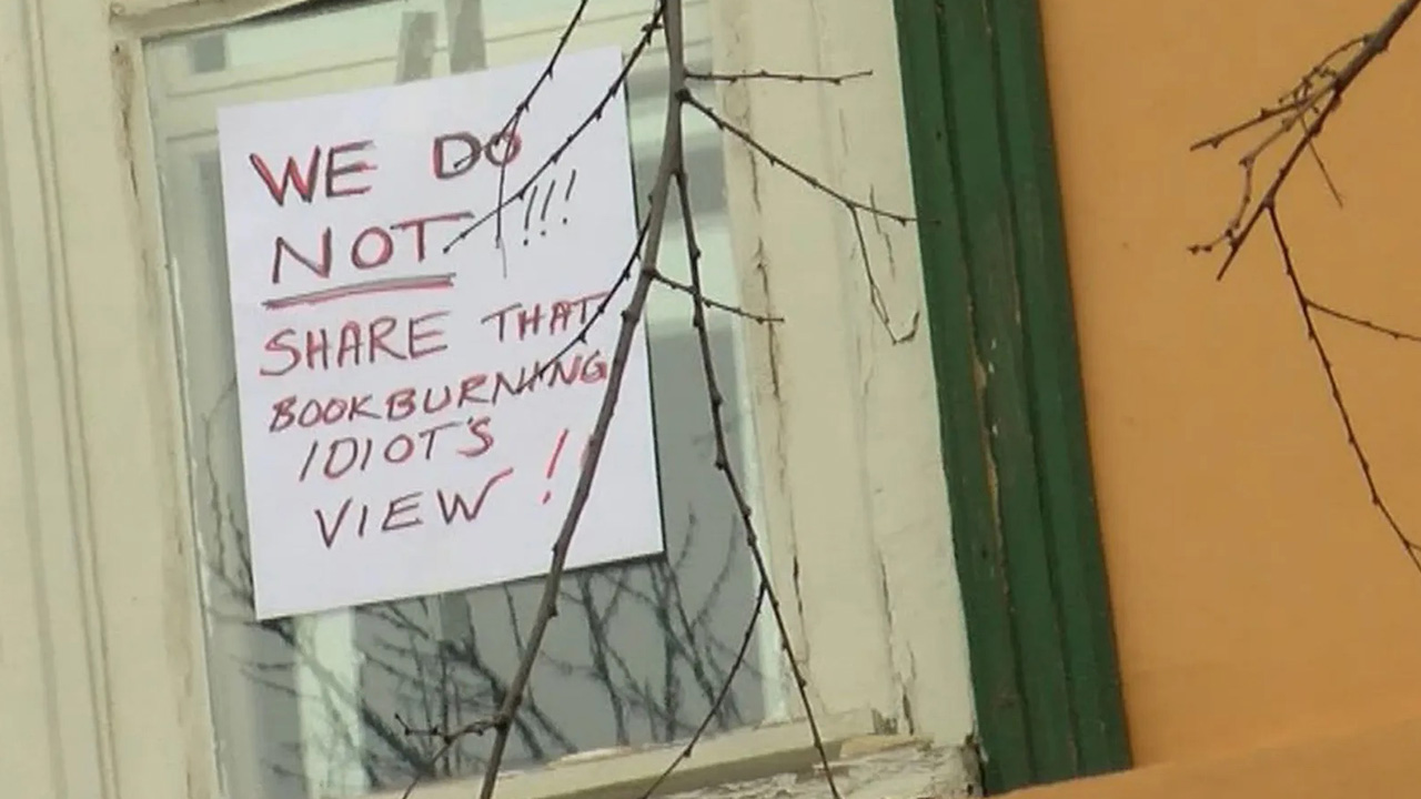 Kitap Yakan İdiot ile Aynı Safa Düşmek