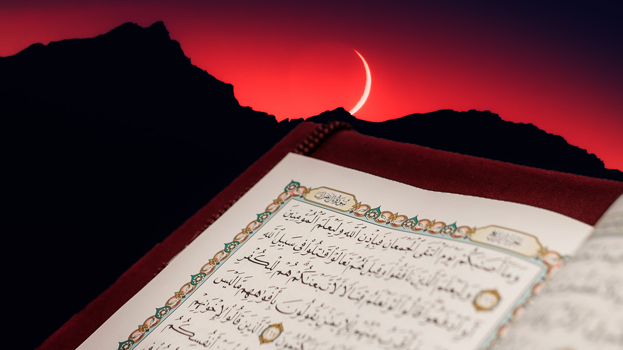 Gecelerin en nurlusunu sinesinde saklayan ay geldi ve gidiyor bile