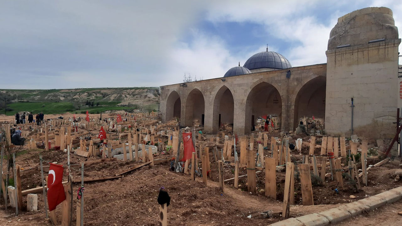 Deprem bölgelerinde bayram mezarlıklarda geçti