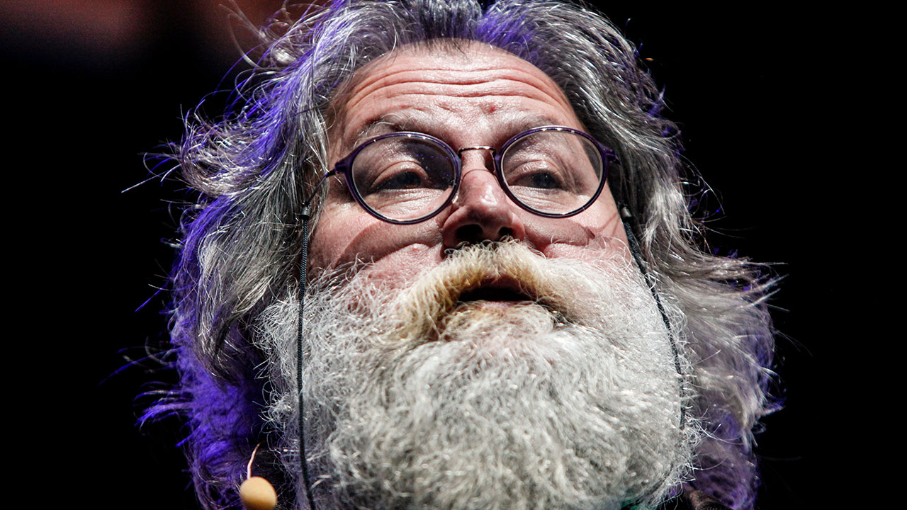 Ali Nesin sizce beka istediğini fark ediyor mu?