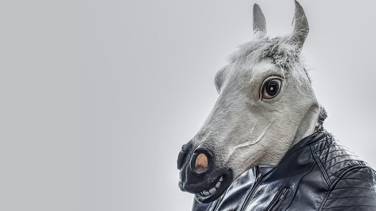 Kibir ve enaniyet elbisesine bürünmüşsen...