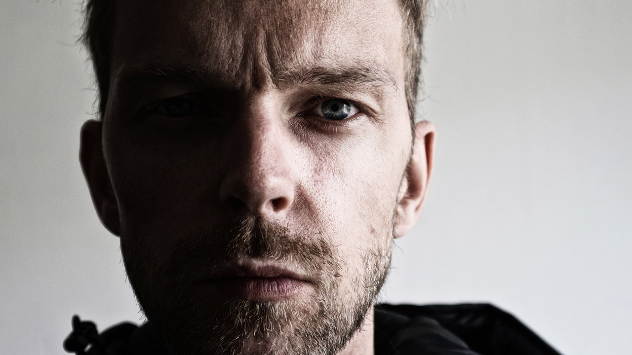 Gülümsemek Sadaka, Suratlar Asık...