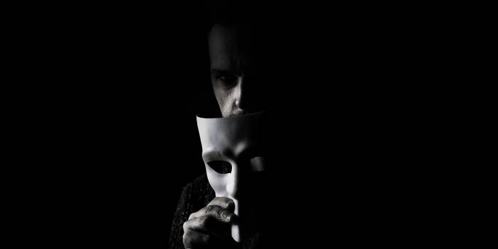 Bu ayet bu tür kişilere karşı uyanık olmamızı tavsiye ediyor