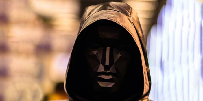 Allah kötü insanların şerlerini nasıl defediyor?